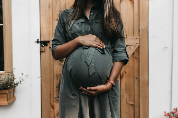 schwangere Frau hält ihren Bauch – schwanger was jetzt