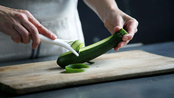 zucchini wird in streifen geschnitten für zucchini sushi rollen