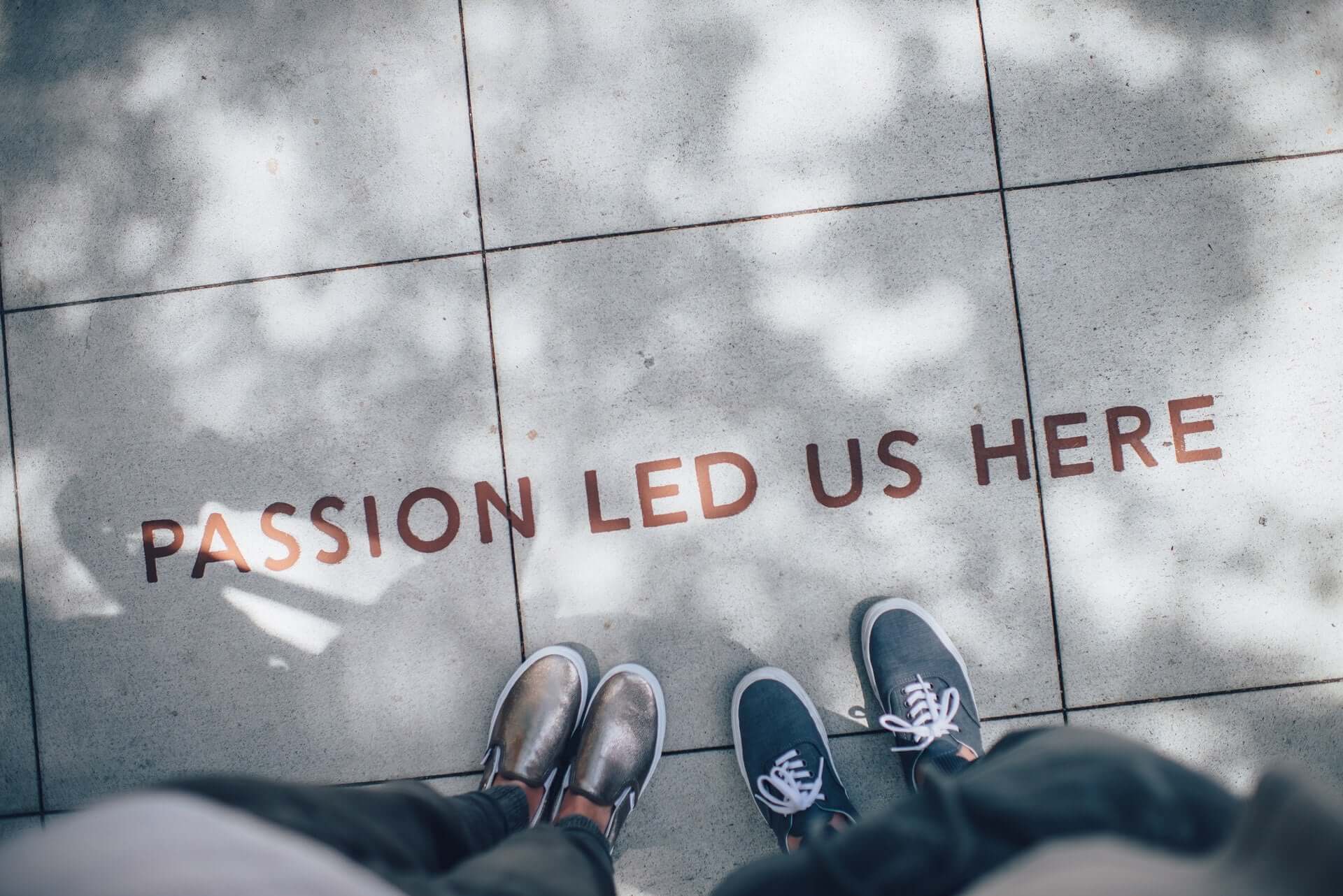 "passion led us here" schrift auf dem boden