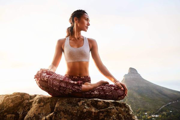 Frau macht Yoga in paigh Yoga Klamotten