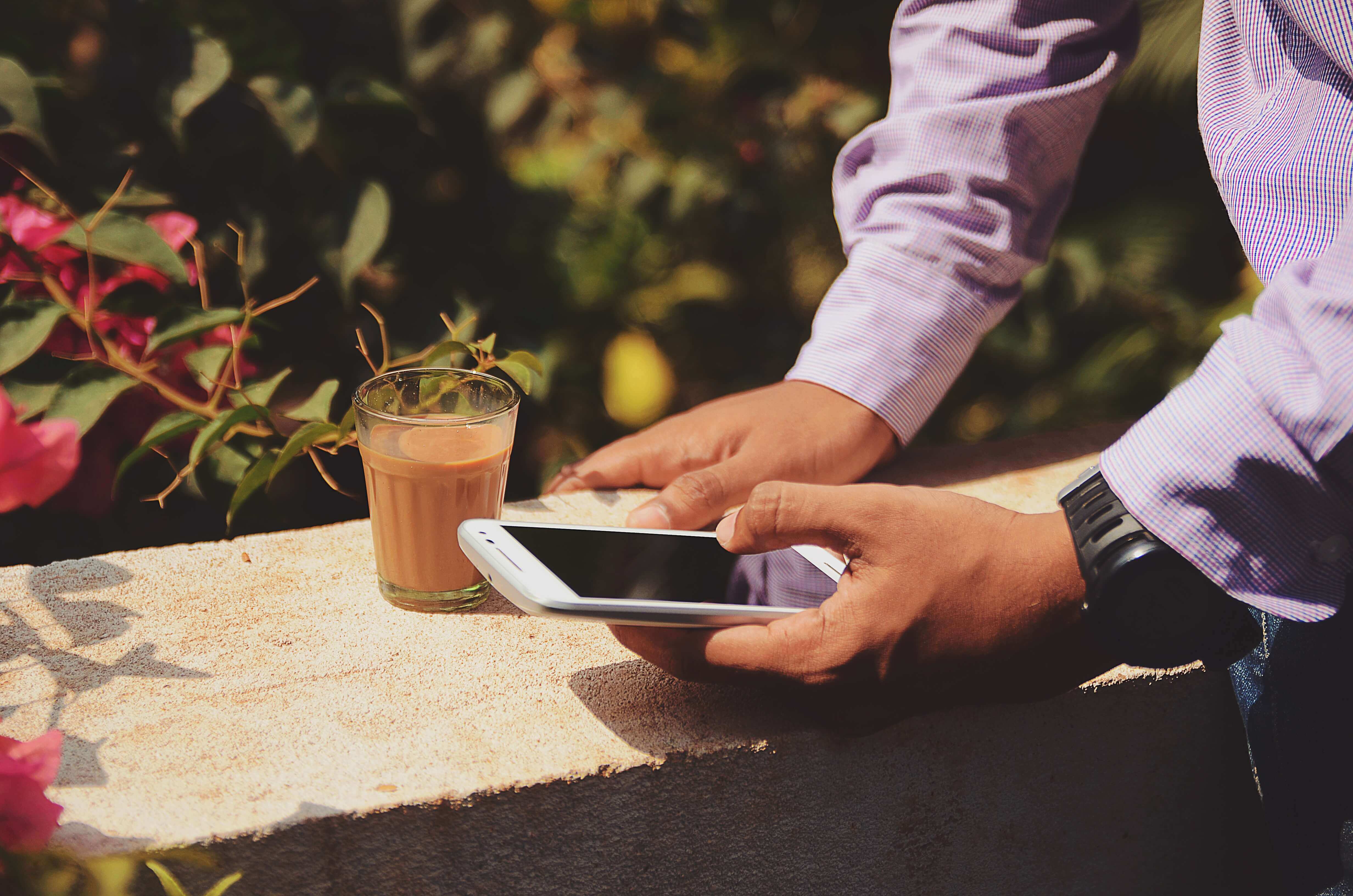 Person hält ein Smartphone in der Handy