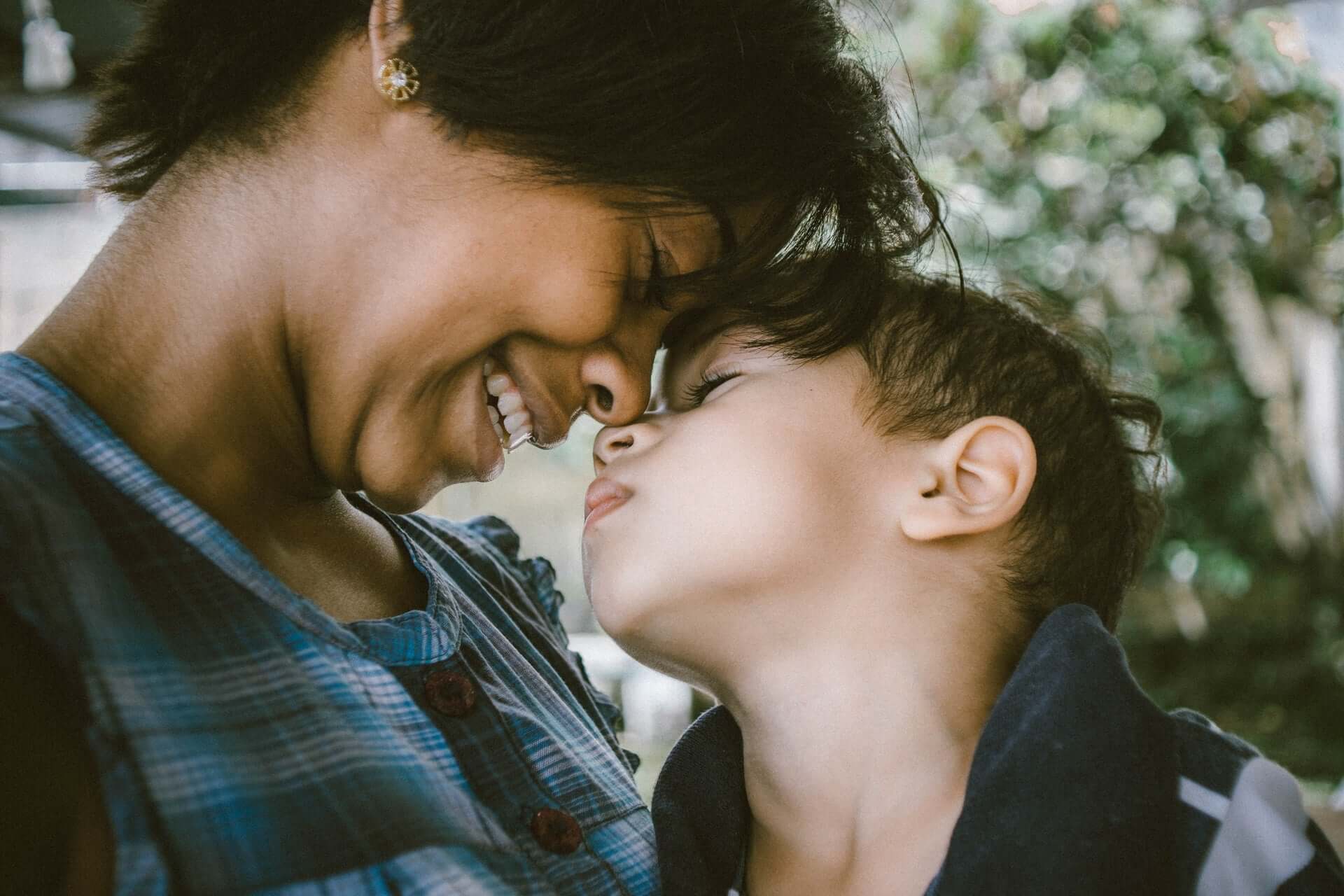 Mutter und Kind schmusen und geben sich Sicherheit