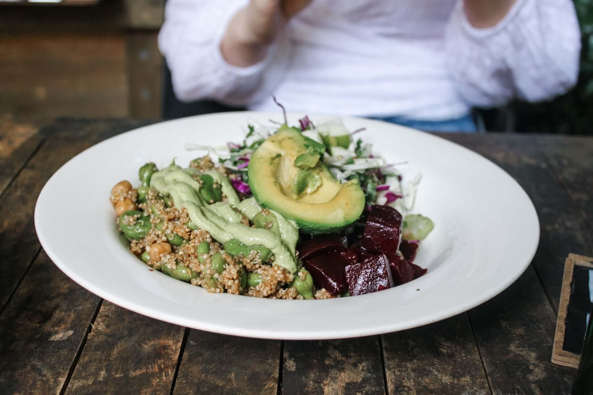 Teller mit Avocado, Hülsenfrüchten, Rote Bete, Salat