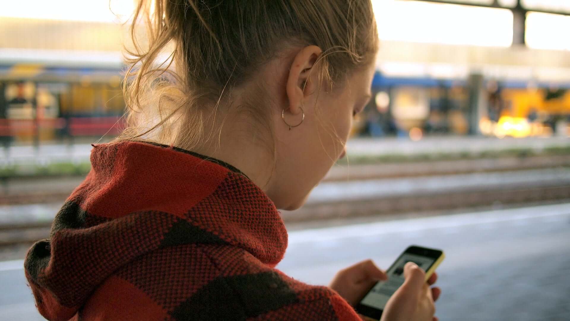 Person schaut auf ihr Handy – Eltern am Handy