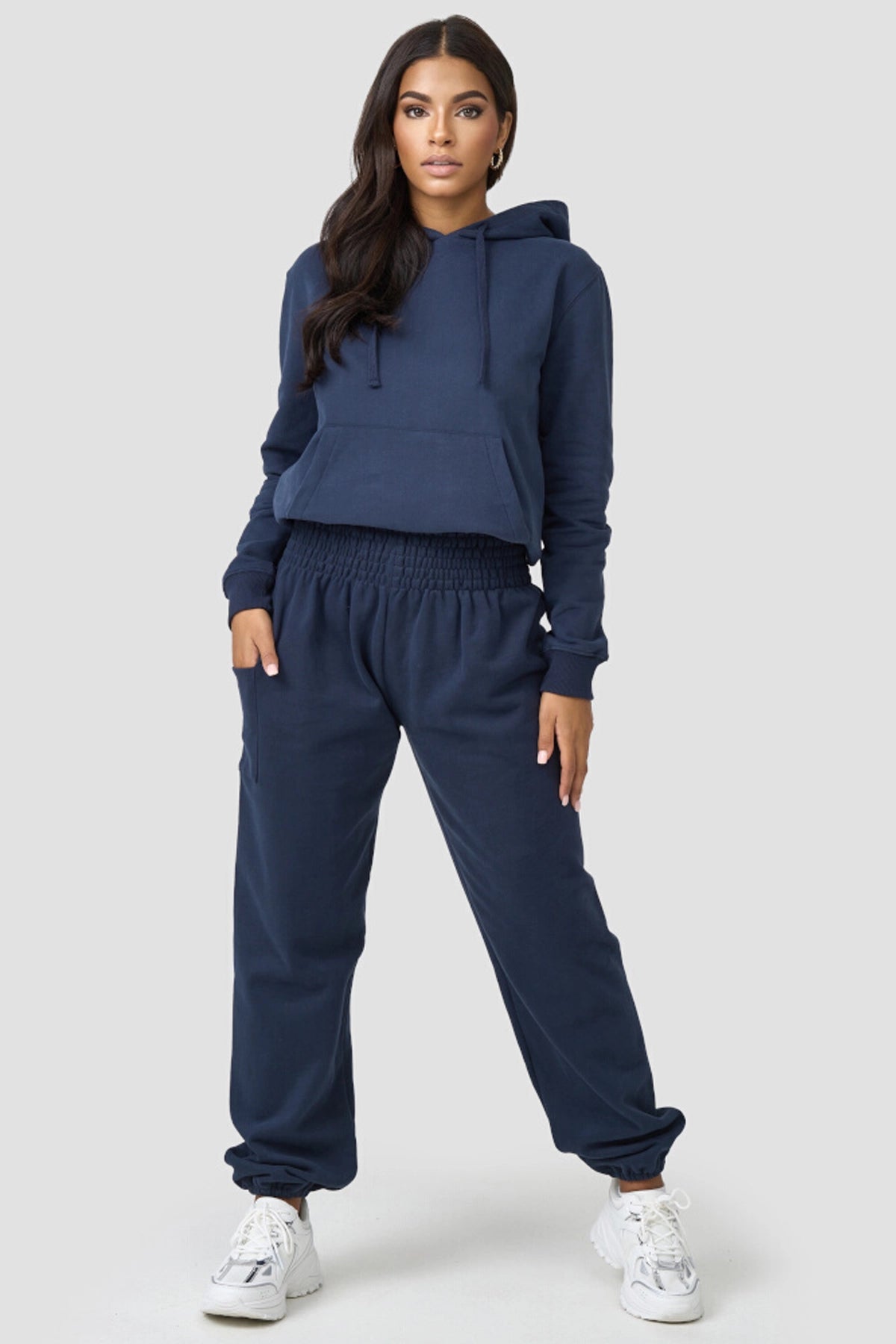 Frau in warmen Loungewear Haremshose dunkelblau kombiniert mit dem passenden Hoodie in dunkelblau