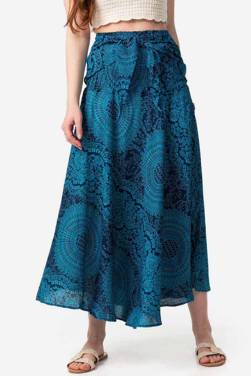 Rockkleid zum Rock gebunden close-up von vorne