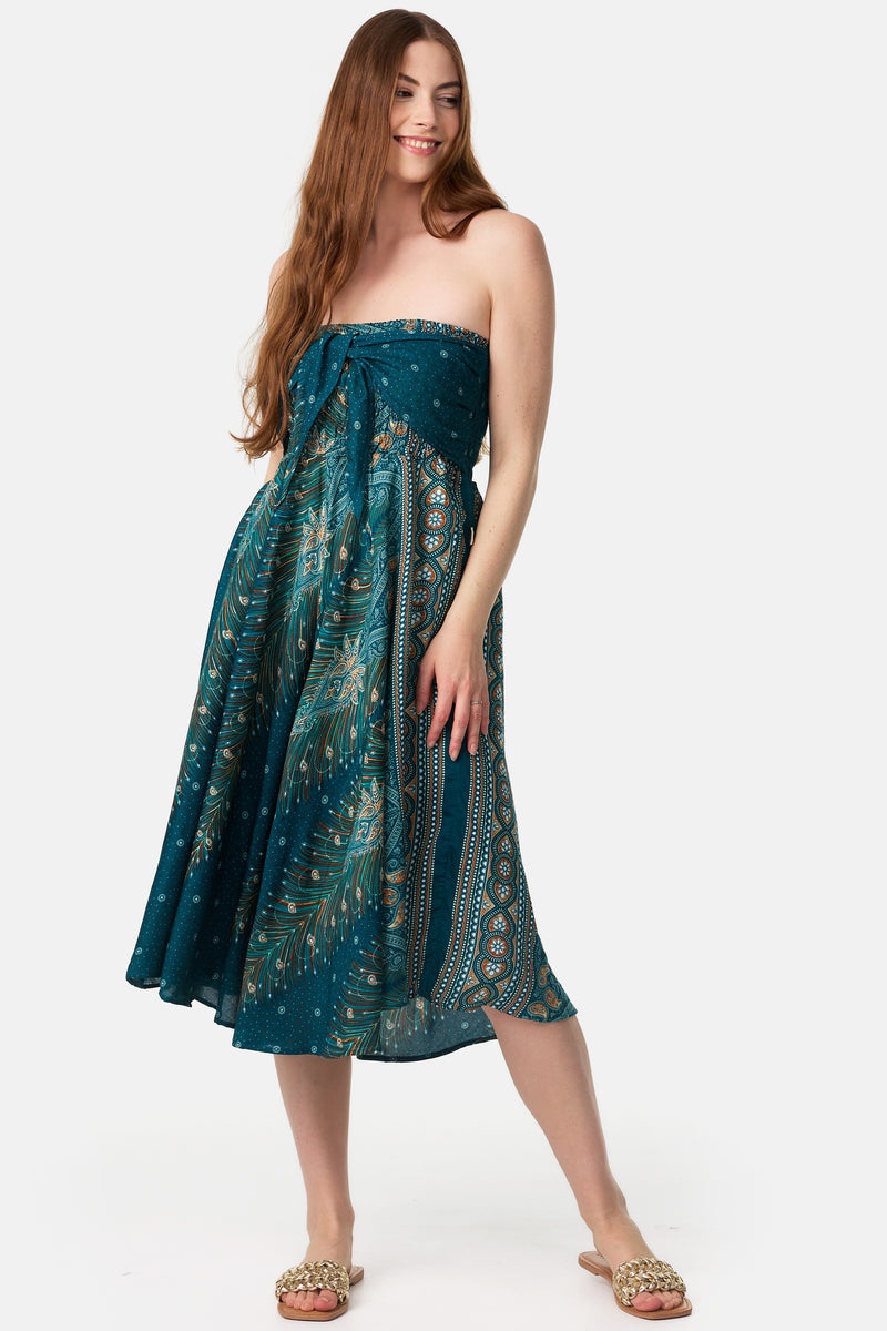 Frau in Rockkleid von vorne