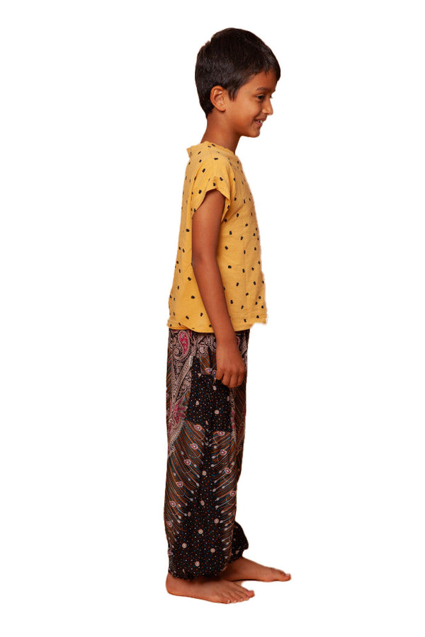 Kind in schwarz-gold-rot gemusterter Haremshose Orientalisches Universum von der Seite