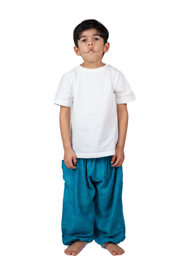 Kind in blau gemusterter Haremshose Türkise Ornamente von vorne