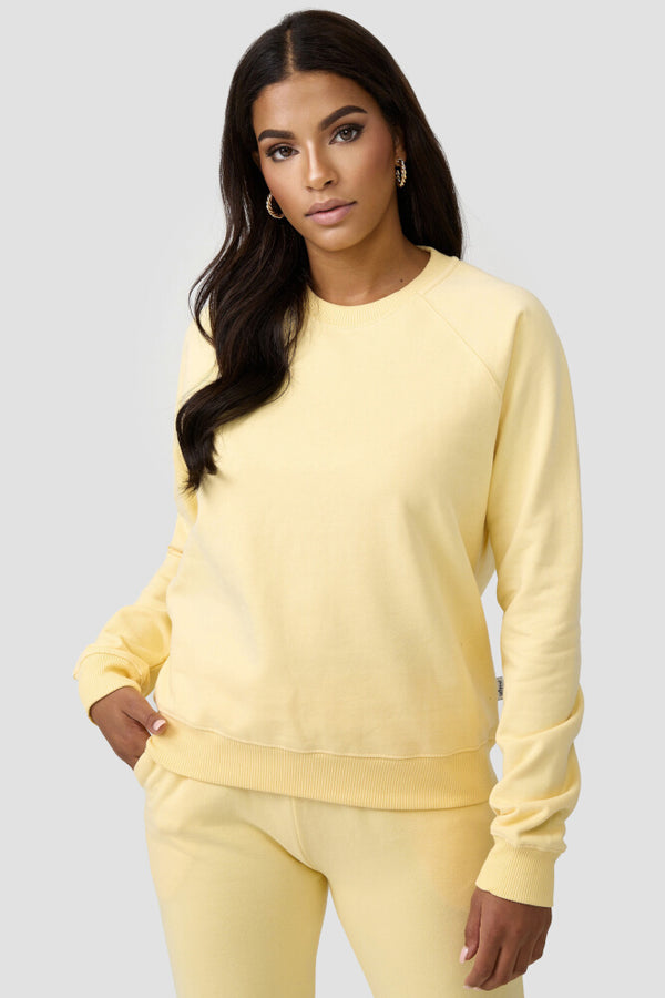 Frau trägt den gelbfarbigen Sweater