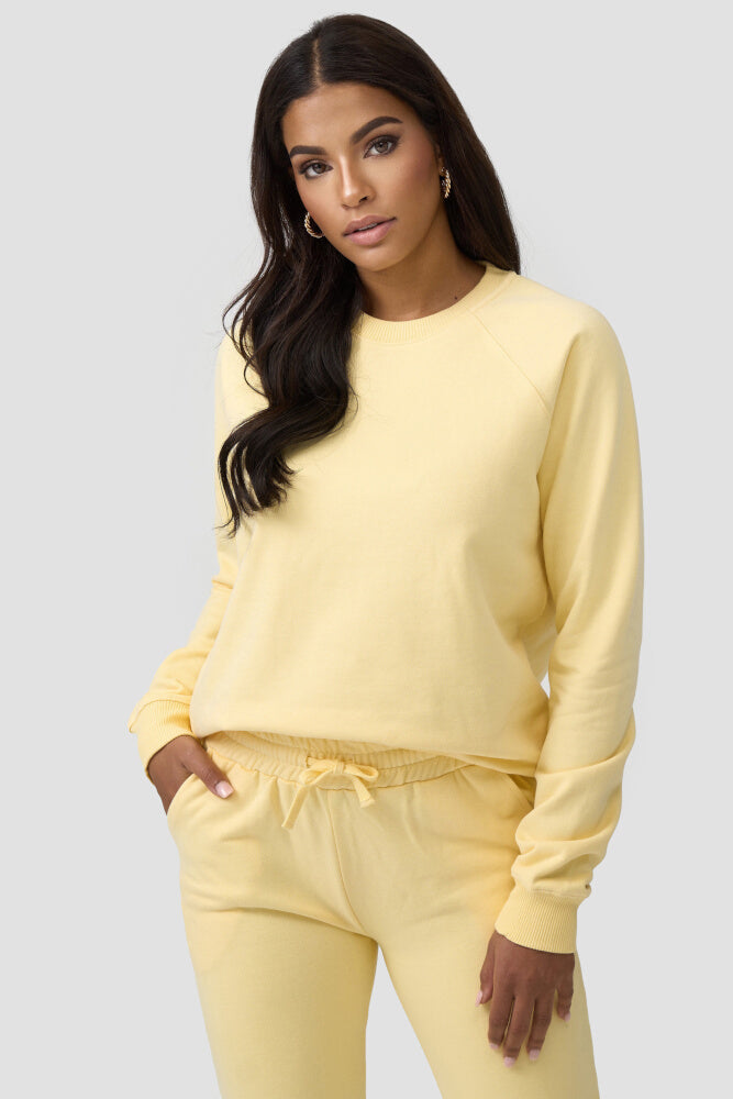Frau trägt den gelbfarbigen Sweater