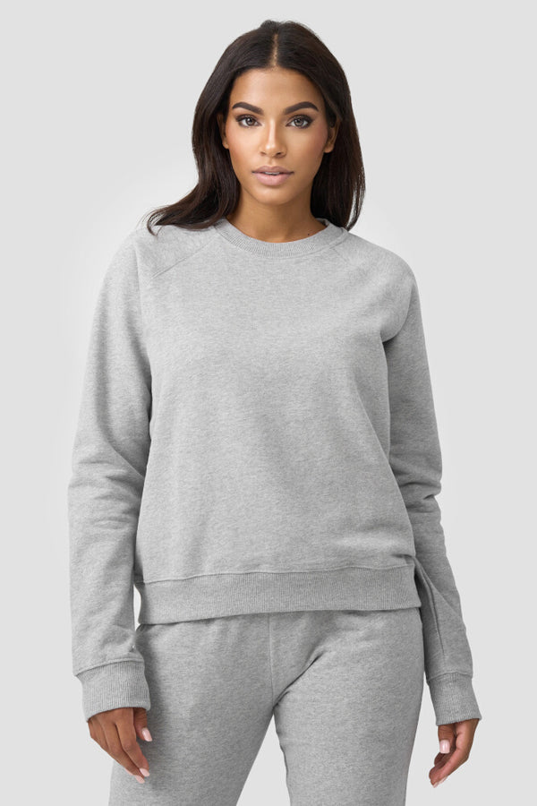 Frau trägt den graufarbigen Sweater