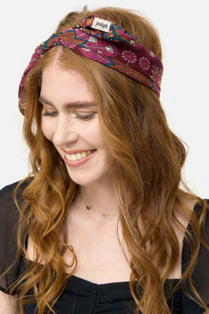 Seitenansicht des orange-schwarz gemusterte Bandana