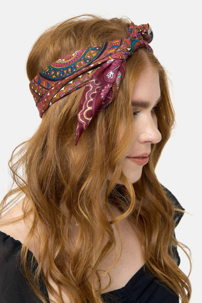Ansicht des orange-schwarz gemusterten Bandana