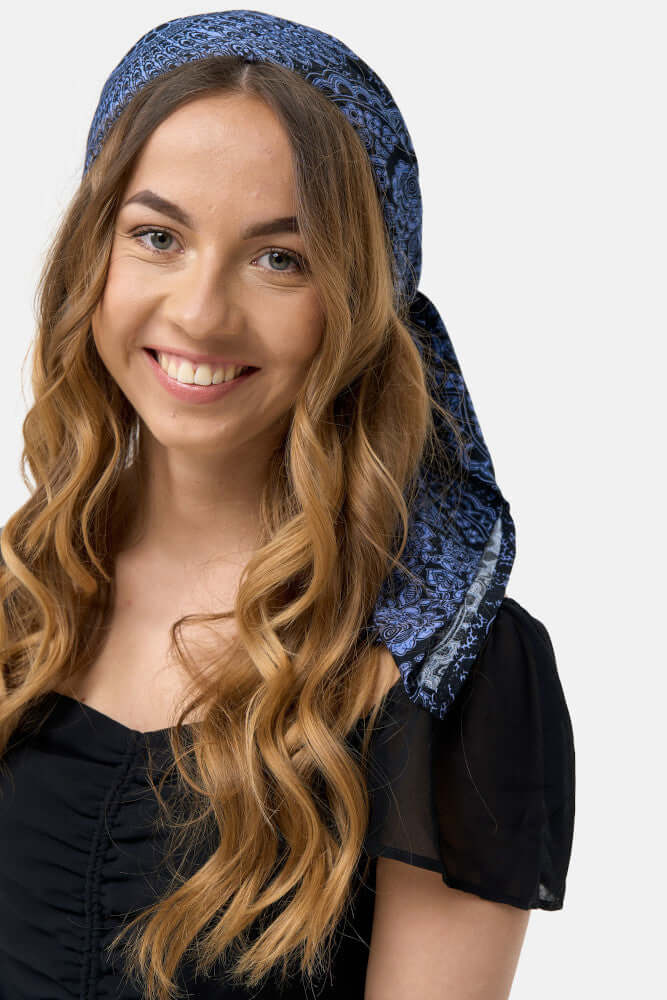 Frontalansicht des Blau-schwarz gemusterten Bandana