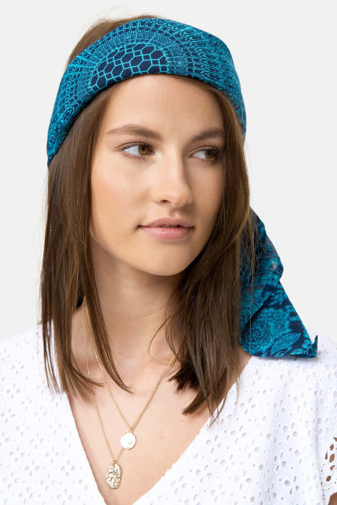 Frontalansicht eines türkis-gemusterten Bandana