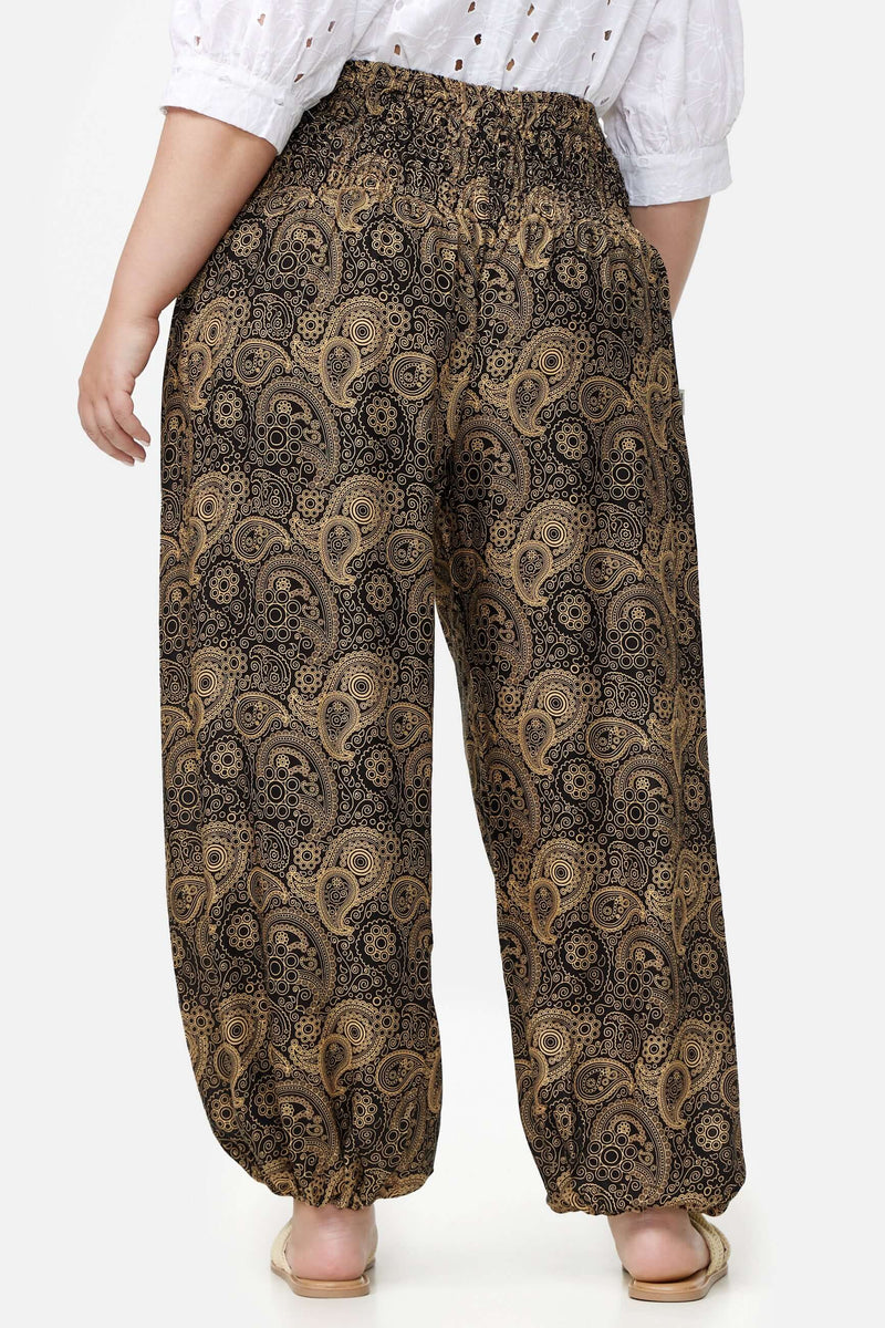 Schwarz-goldene Haremshose Goldene Ornamente Plus Size von hinten close-up 