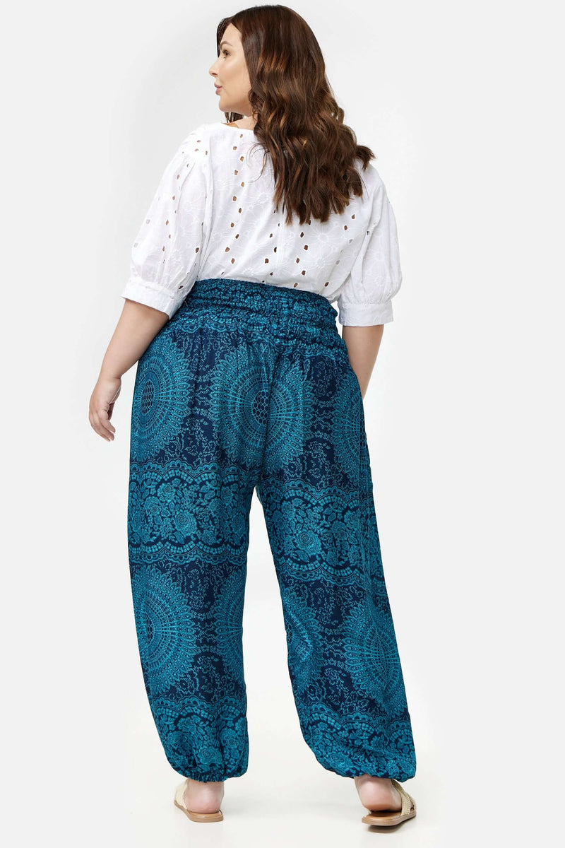 Frau in Haremshose Türkises Mandala Plus Size von hinten