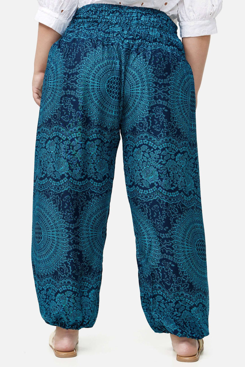 Haremshose Türkises Mandala Plus Size close-up von hinten
