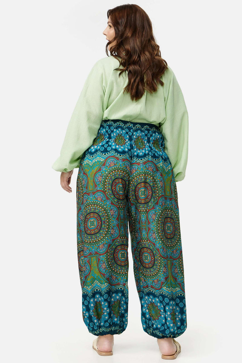 Frau in grün-blau gemusterter Haremshose Ozean Ornamente Plus Size von hinten