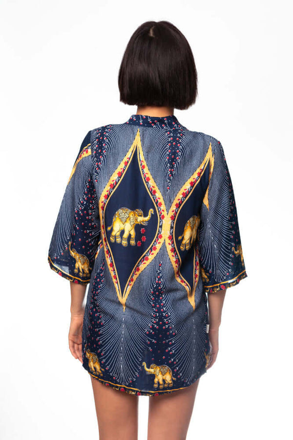 Frau in gemustertem Kimono Blauer Triumph von hinten