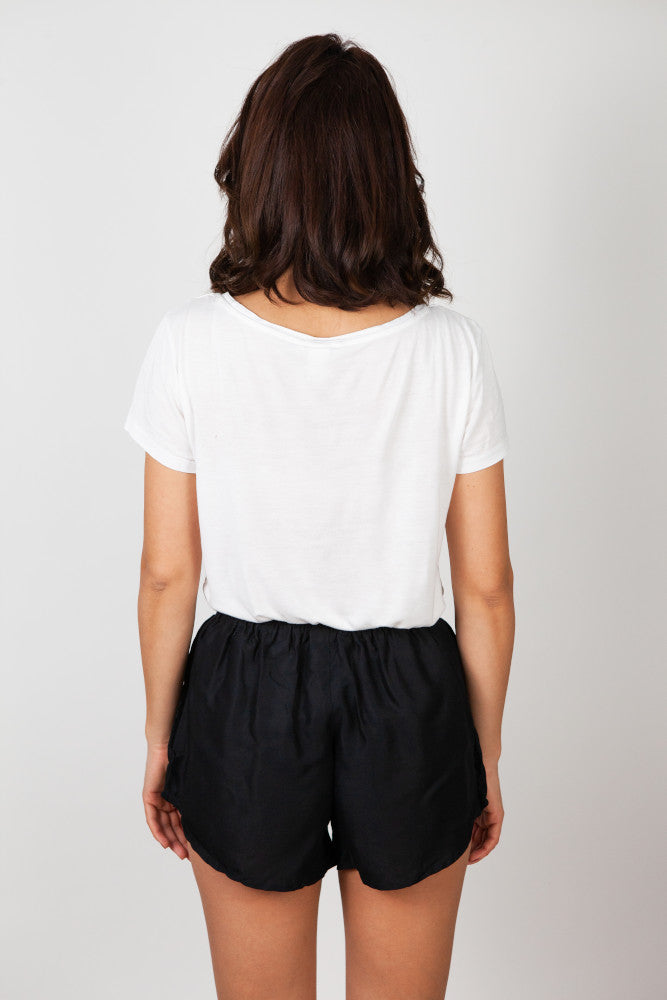 Frau in schwarzer Shorts von hinten