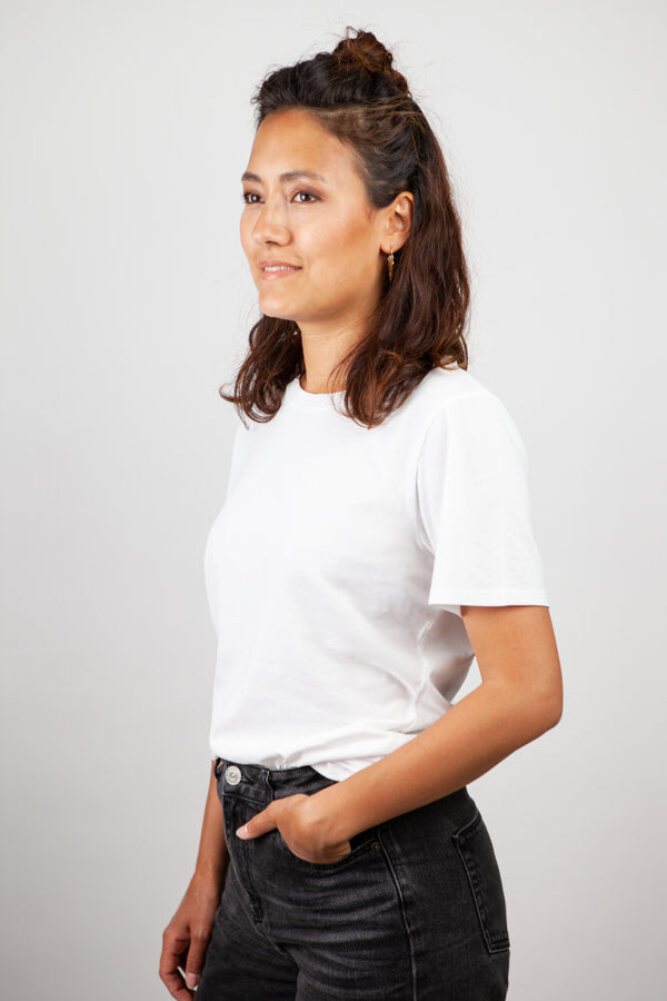Frau trägt das weiße T-Shirt