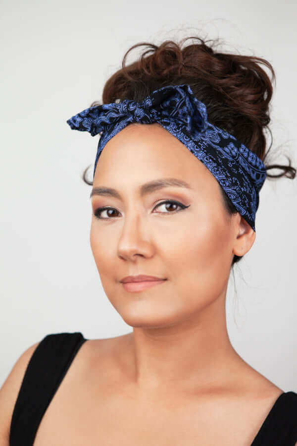 Frontalansicht des Blau-schwarz gemusterten Bandana