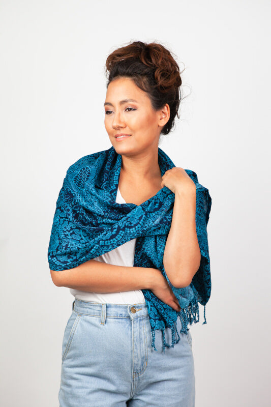 Frau trägt türkis-gemustertes Tuch als Schal