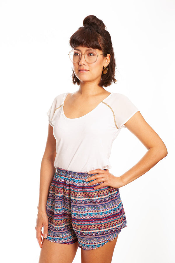 Frau in lila Bambus Shorts von vorne 