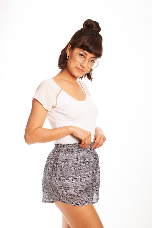 Frau in gemusterter schwarzer Bambus Shorts von der Seite