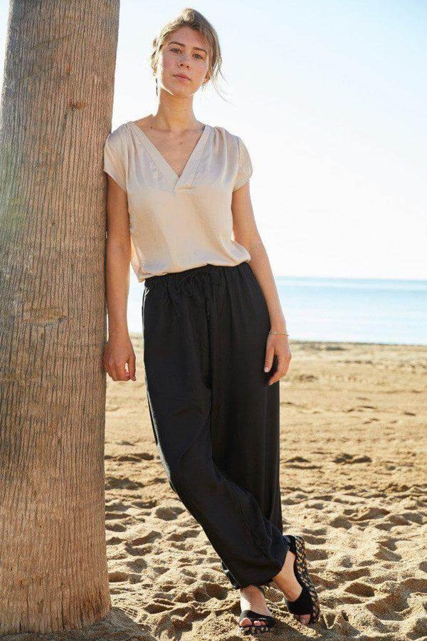Frau am Strand in Anthrazitfarbener Chillerhose - paigh