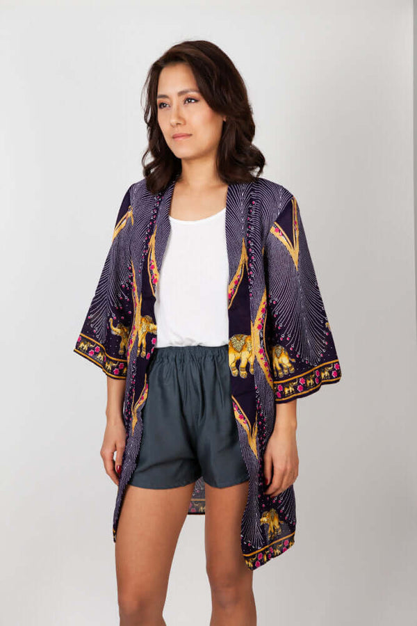 Frau in gemustertem Kimono Lila Triumph von vorne 
